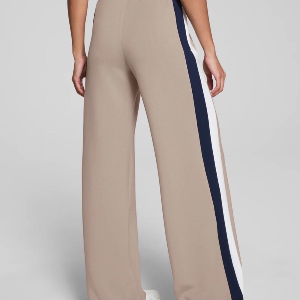 SPANX air essentials  Track Pants with Side Stripe - Beige and navy
